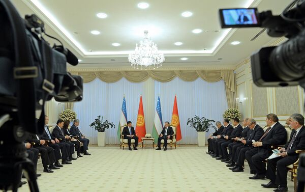 Приветствуя друг друга, президенты подчеркнули, что 2017 год стал историческим и судьбоносным в отношениях Узбекистана и Кыргызстана - Sputnik Кыргызстан