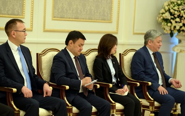 Мирзиёев отметил, что выборы в КР показали — курс, начатый Алмазбеком Атамбаевым шесть лет назад поддерживает страна, а Жээнбеков продолжит его. - Sputnik Кыргызстан