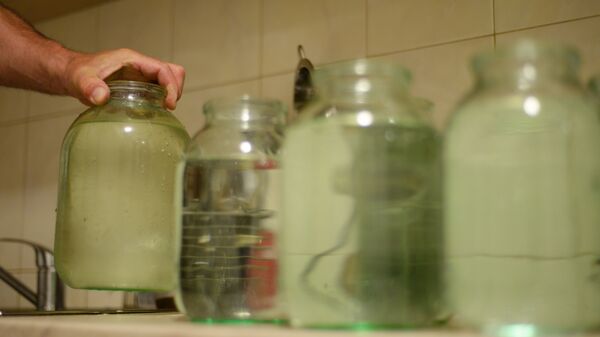 Набор питьевой воды в банки. Архивное  фото - Sputnik Кыргызстан
