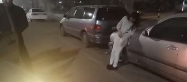 Девушка не могла стоять на ногах — видео после ДТП с тремя машинами Девушка не могла стоять на ногах — видео после ДТП с тремя машинами - Sputnik Кыргызстан