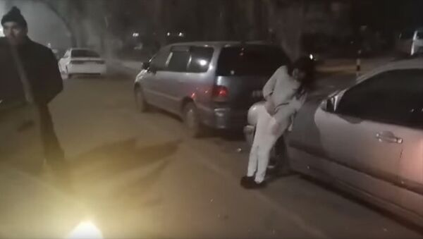 Девушка не могла стоять на ногах — видео после ДТП с тремя машинами - Sputnik Кыргызстан