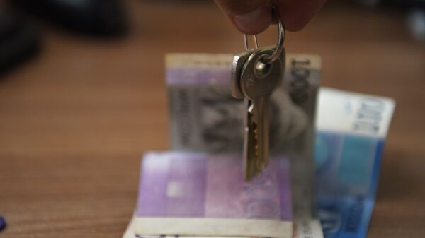 Ключи на фоне национальной валюты Кыргызстана. Архивное фото - Sputnik Кыргызстан