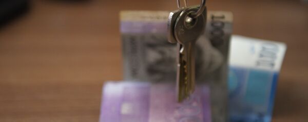 Деньги и ключи на столе - Sputnik Кыргызстан