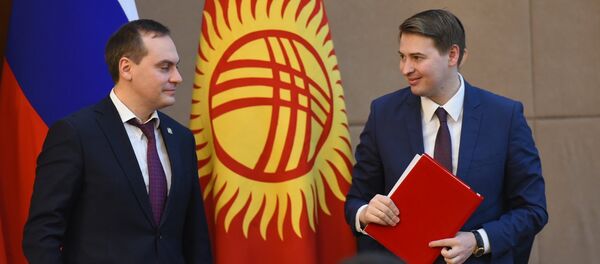 Министр экономики Кыргызстана Артем Новиков и заместитель председателя правительства России Аркадий Дворковичво во время подписания документов на пленарном заседании в Бишкеке - Sputnik Кыргызстан