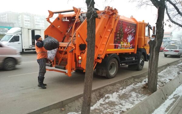 Также Тазалык сообщил, что в этом году для посыпки столичных улиц закуплено более 11 тысяч тонн песка и 877 тонн технической соли. - Sputnik Кыргызстан