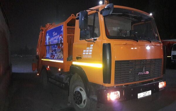 По инициативе сотрудников своими силами украшено 15 мусоровозов. - Sputnik Кыргызстан