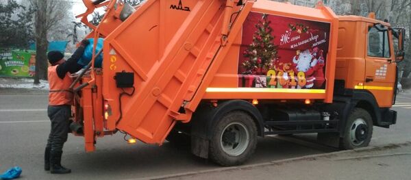 Оформление по-новогоднему 15 мусоровозов столицы - Sputnik Кыргызстан