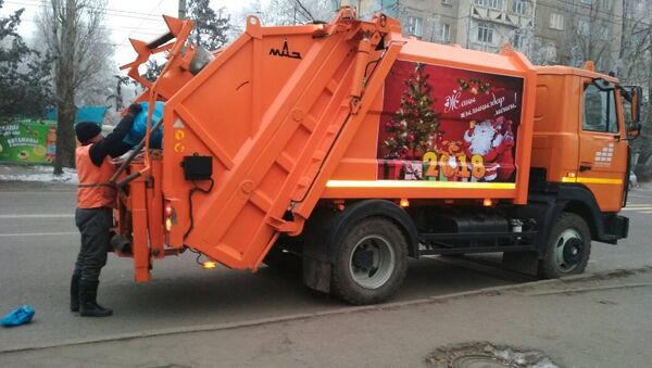 Оформление по-новогоднему 15 мусоровозов столицы - Sputnik Кыргызстан