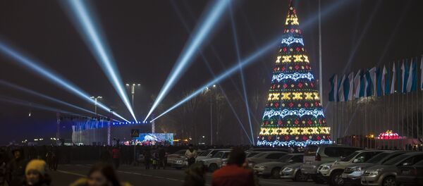 Новогодняя елка на площади Ала-Тоо в Бишкеке - Sputnik Кыргызстан