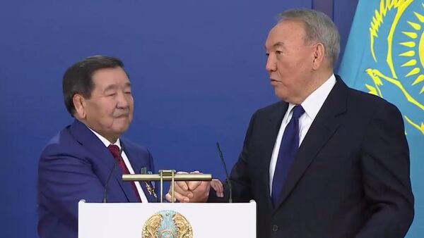 Назарбаев против чемпиона — видео борьбы на руках - Sputnik Кыргызстан