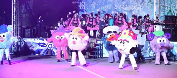 Кыргызстандагы эң чоң балаты кантип жарк этти. Ала-Тоодон тартылган видео Кыргызстандагы эң чоң балаты кантип жарк этти. Ала-Тоодон тартылган видео - Sputnik Кыргызстан