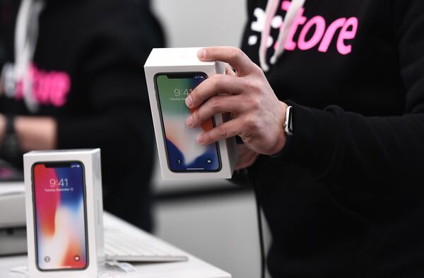 Старт продаж iPhone X в России Старт продаж iPhone X в России - Sputnik Кыргызстан