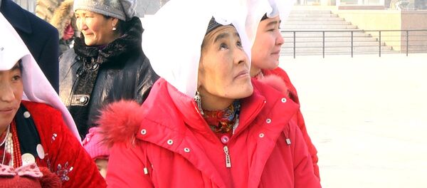 Здесь как в раю — видео первой прогулки памирских кыргызов по Бишкеку Здесь как в раю — видео первой прогулки памирских кыргызов по Бишкеку - Sputnik Кыргызстан