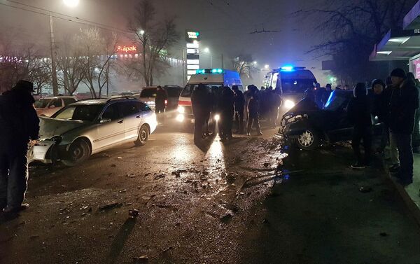 По словам очевидцев, подушка безопасности в Mercedes-Benz Е-класса была в крови, но внутри они никого не увидели. - Sputnik Кыргызстан