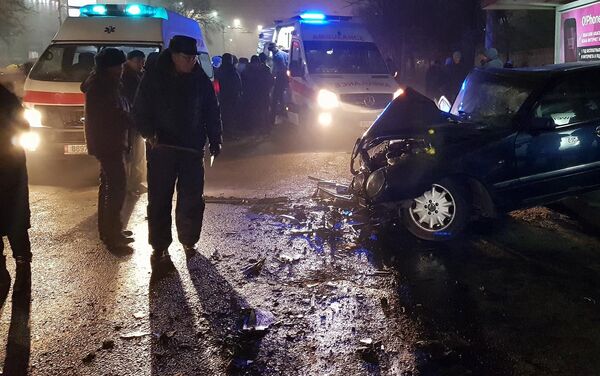 В УОБДД ГУВД столицы сообщили, что авария произошла в 19.10. - Sputnik Кыргызстан