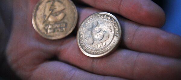 Сувенирные монеты с логотипами криптовалюты биткоин. Архивное фото - Sputnik Кыргызстан