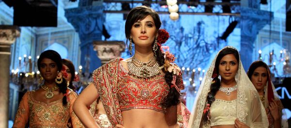 Индийская болливудская актриса Наргис Фахри - Sputnik Кыргызстан