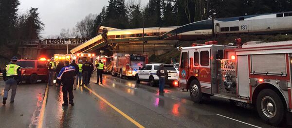 Поезд сошел с рельсов на мосту в штате Вашингтон - Sputnik Кыргызстан