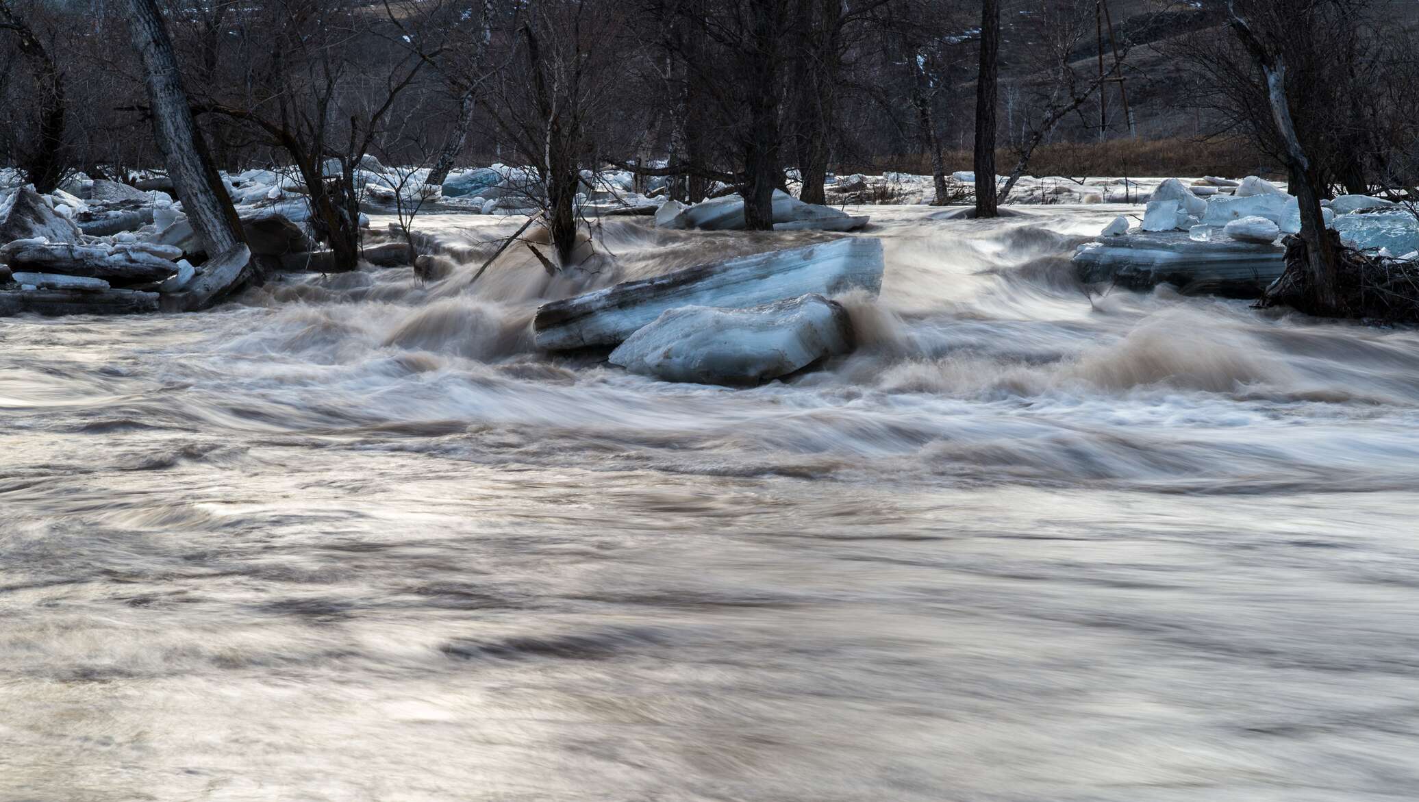 Река гиб. Река Кокомерен. Река упал Оса каша волна. Как река выходит из берегов из за таяния снега видео. Река Кокомерен фото.