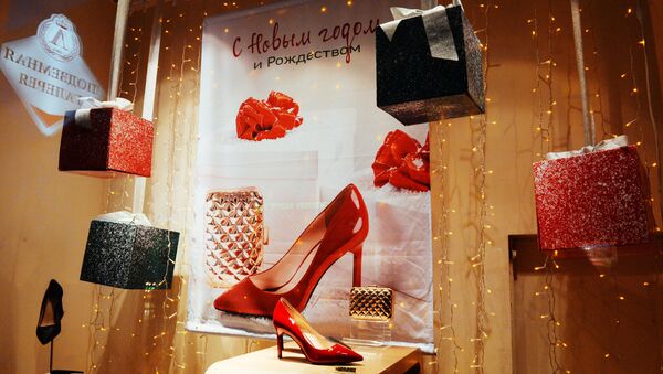 Витрина магазина в новогоднем оформлении. Архивное фото - Sputnik Кыргызстан