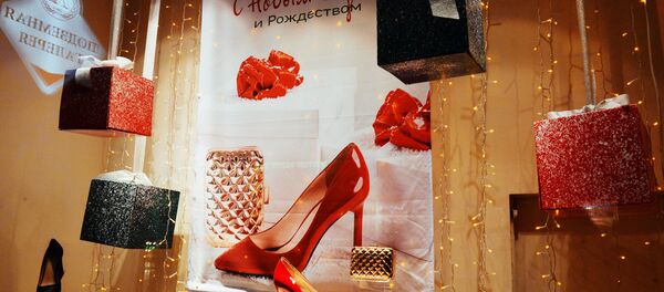 Жаңы жылга карата кооздолгон дүкөн. Архив - Sputnik Кыргызстан