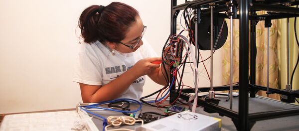 Бишкектин тургуну бионикалык протез жасоо үчүн өз колу менен 3D-принтер чогултту - Sputnik Кыргызстан