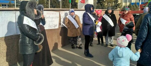 Нарын шаарынын айрым тургундары 2018-жылдын 1-январынан тарта ишке кирчү Мамлекеттик жөлөк пулдар жөнүндө мыйзамга каршы митингге чыгып, ачкачылык жарыялашты - Sputnik Кыргызстан