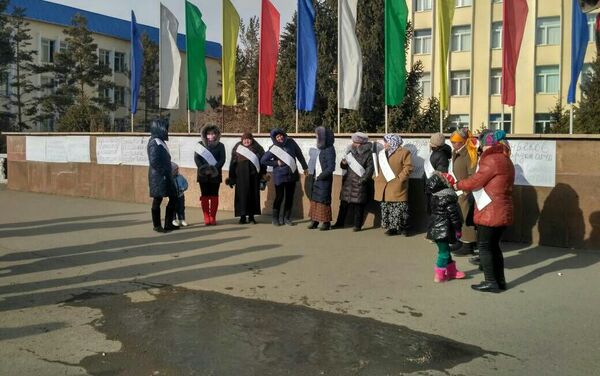 В Нарыне примерно два десятка женщин объявили голодовку, выражая протест против нового закона о государственных пособиях на детей - Sputnik Кыргызстан