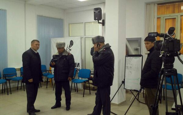Коллеги Бакирова сообщают, что милиционеры оцепили здание НТС. - Sputnik Кыргызстан