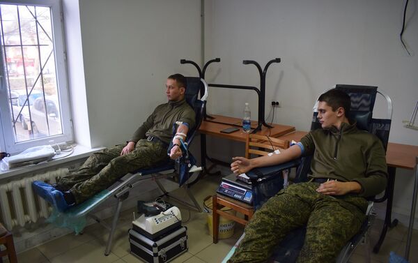 Военнослужащие ОДКБ Кант сдали кровь для пациентов бишкекских медучреждений - Sputnik Кыргызстан
