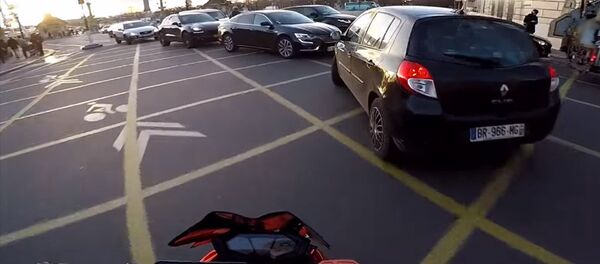 Санта-Клаус устроил погоню за преступницей в центре Парижа — видео Санта-Клаус устроил погоню за преступницей в центре Парижа — видео - Sputnik Кыргызстан