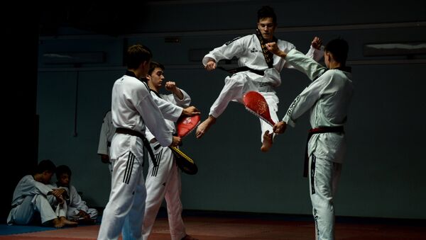 Спортсмены на занятиях по каратэ. Архивное фото - Sputnik Кыргызстан