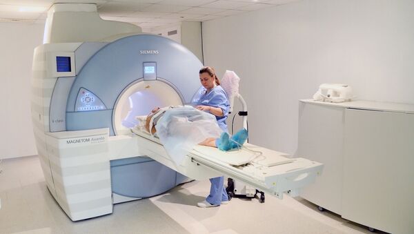 Врач готовит пациента на процедуру магнитно-резонансной томографии (МРТ). Архивное фото - Sputnik Кыргызстан