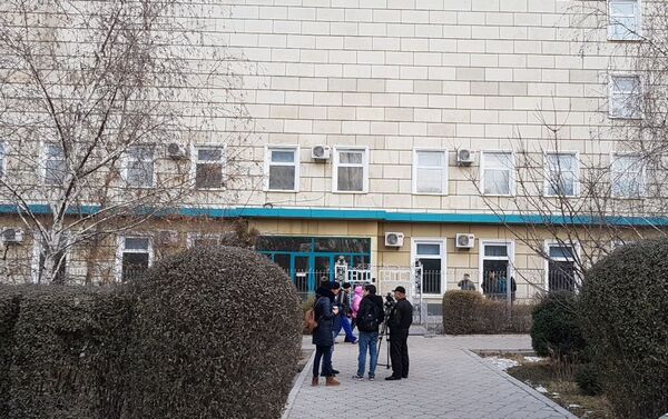 Сотрудники телеканала НТС оцепили территорию компании, сообщает корреспондент Sputnik Кыргызстан с места событий - Sputnik Кыргызстан