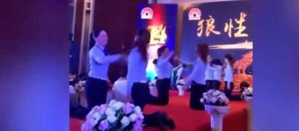 В Китае сотрудниц косметической компании заставили бить друг друга — видео - Sputnik Кыргызстан