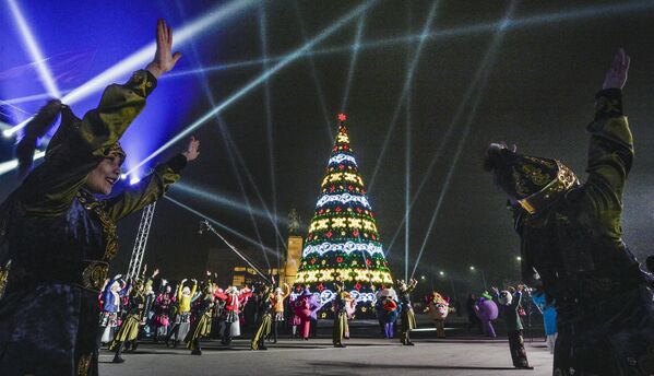 Главная новогодняя елка в Бишкеке - Sputnik Кыргызстан