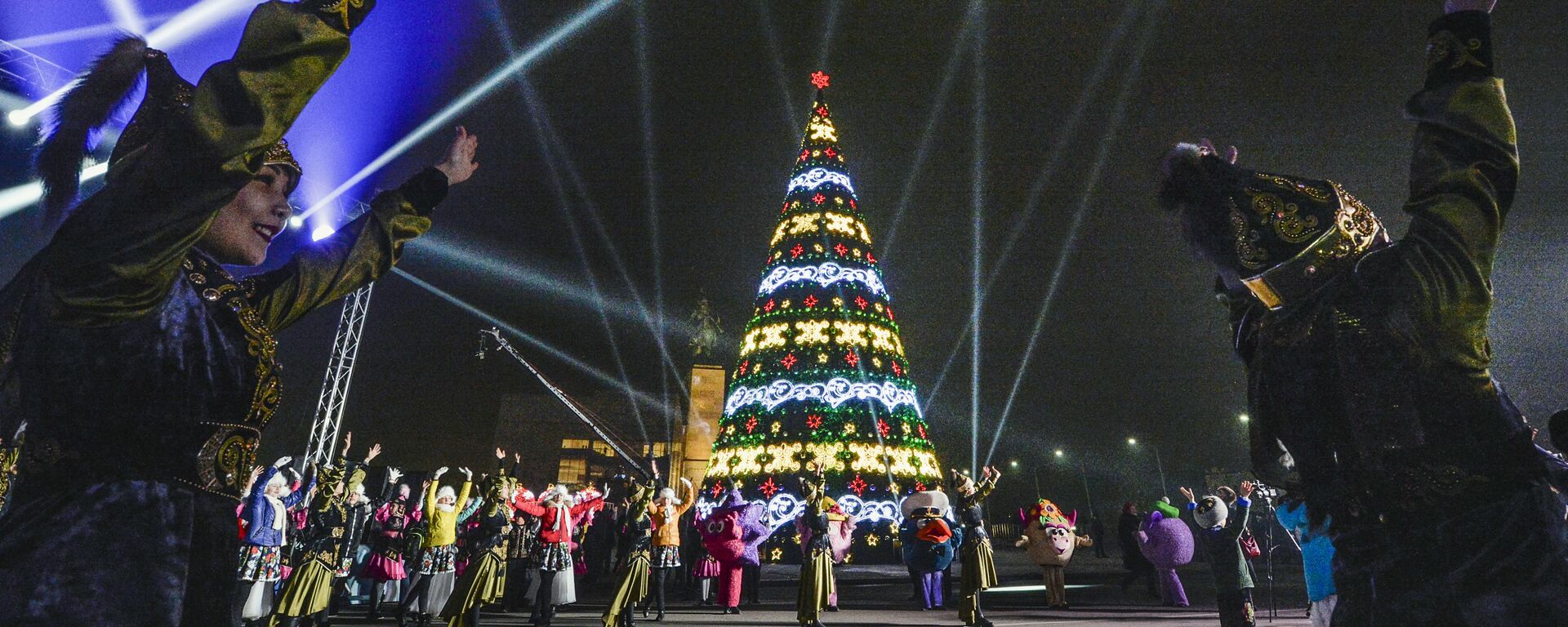 Новогодняя елка на площади Ала-Тоо в Бишкеке. Архивное фото - Sputnik Кыргызстан, 1920, 30.11.2023