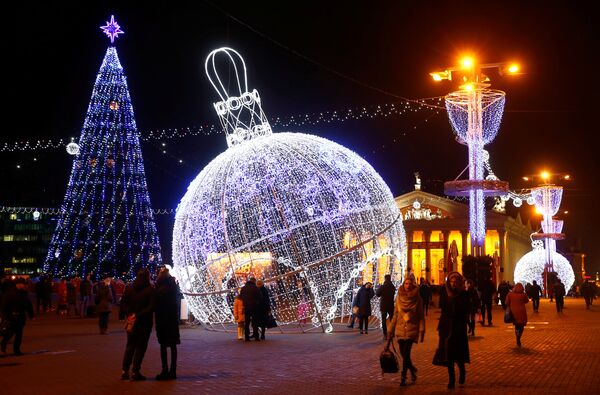 Новогодняя иллюминация в Минске - Sputnik Кыргызстан