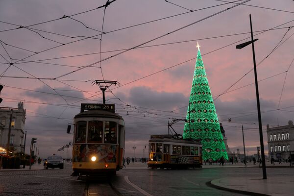 Новогодняя иллюминация в Лиссабоне - Sputnik Кыргызстан