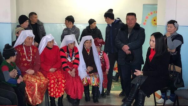 Эмгек жана социалдык өнүгүү министринин орун басары Лунара Мамытова Нарында жашап жаткан памирлик кыргыздар менен жолугуп кайтты - Sputnik Кыргызстан