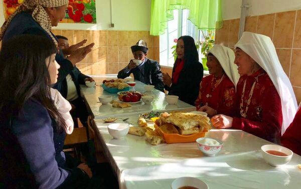 Эмгек жана социалдык өнүгүү министринин орун басары Лунара Мамытова Нарында жашап жаткан памирлик кыргыздар менен жолугуп кайтты - Sputnik Кыргызстан