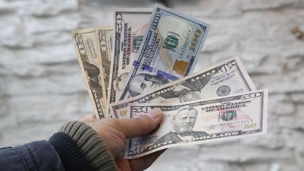 Мужчина с долларами США в руке. Архивное фото - Sputnik Кыргызстан