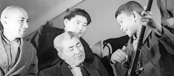 Токтогул Сатылгановдун небереси Молдожан менен Абдылас Малдыбаев - Sputnik Кыргызстан