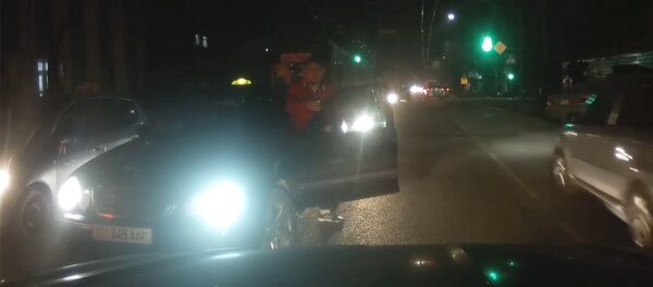 Водитель выехал на встречку в Бишкеке и чуть не полез в драку — видео - Sputnik Кыргызстан