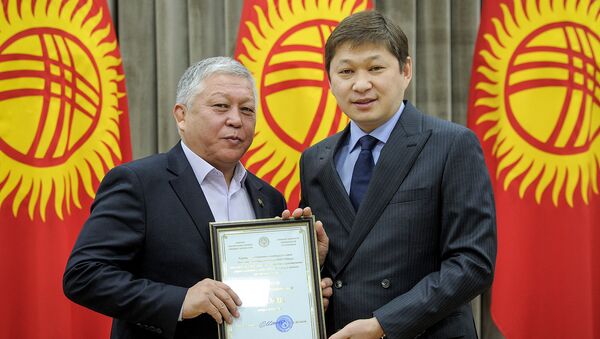 Премьер-министр Сапар Исаков улуттук оюнду ЮНЕСКОнун тизмесине көрсөтүүгө жана ага даярдык көрүүгө салымын кошкон жумушчу топту сыйлоо учурунда - Sputnik Кыргызстан