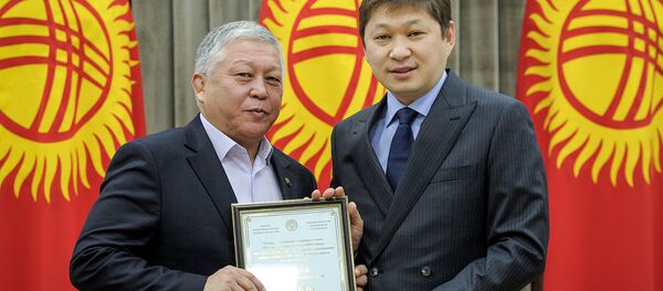 Премьер-министр Сапар Исаков улуттук оюнду ЮНЕСКОнун тизмесине көрсөтүүгө жана ага даярдык көрүүгө салымын кошкон жумушчу топту сыйлоо учурунда - Sputnik Кыргызстан