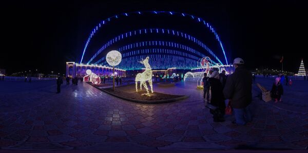Гуляйте по новогодней площади Бишкека, не вставая с дивана - Sputnik Кыргызстан