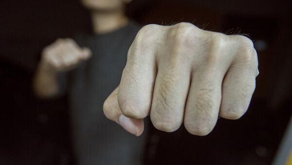 Мужчина показывает кулак. Иллюстративное фото - Sputnik Кыргызстан
