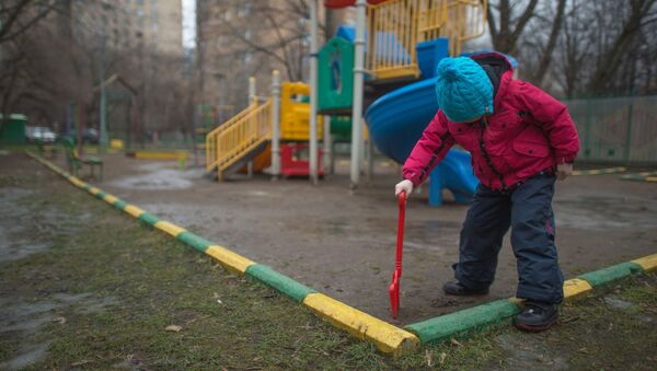 Девочка играет на детской площадке во дворе дома. Архивное фото - Sputnik Кыргызстан
