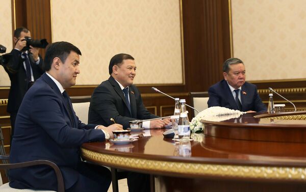 Как сообщила пресс-служба Мирзиёева, глава государства отметил, что нынешний визит представительной парламентской делегации КР является логическим продолжением проведенных в этом году плодотворных встреч на высшем уровне в Ташкенте и Бишкеке. - Sputnik Кыргызстан
